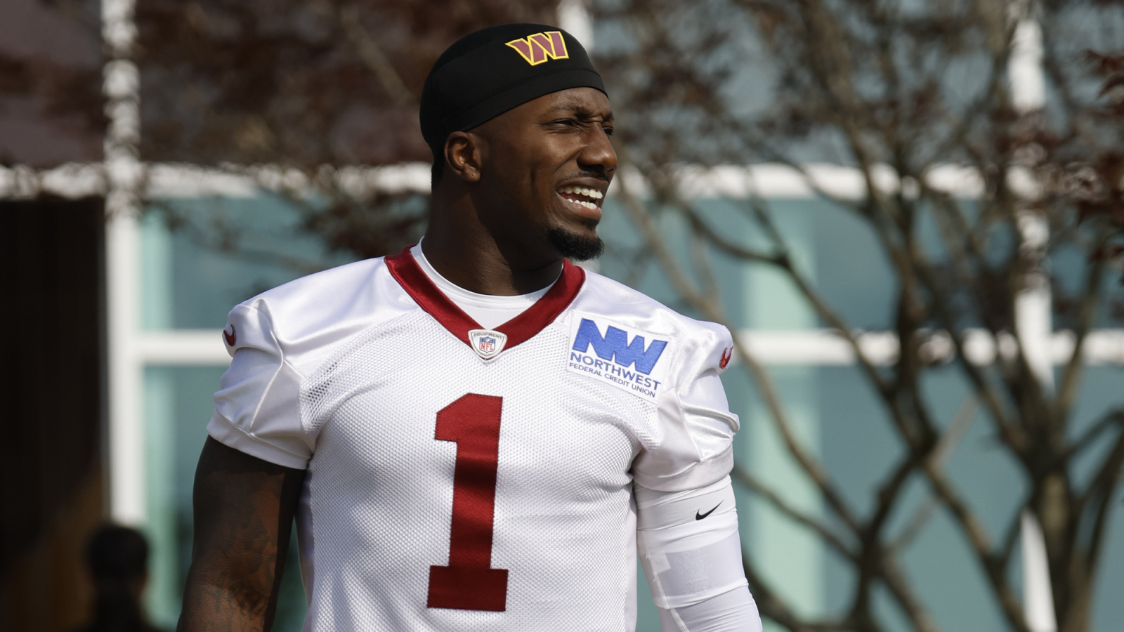 https://www.yardbarker.com/media/f/8/f89ac40583bb461bc01965b0326ad09dbfe7b602/thumb_16x9/deebo-samuel-reacts-terry-mclaurins-trade-request.jpg?v=1