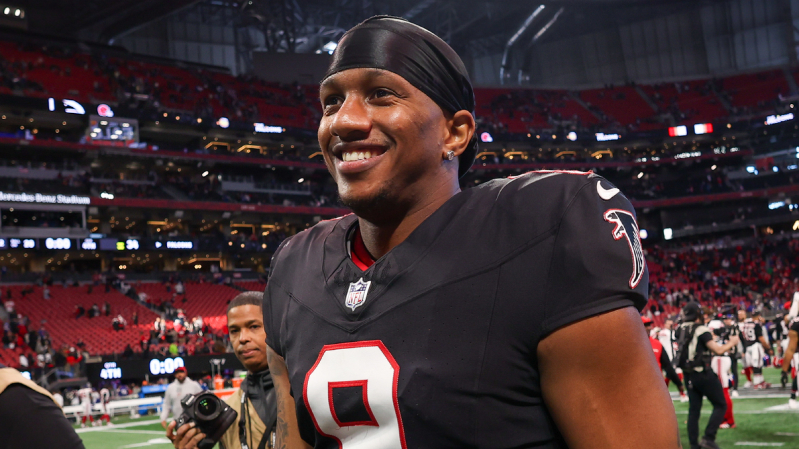 https://www.yardbarker.com/media/f/9/f92b47e1b1cf111a60d1507ed1e9528413e74b3e/thumb_16x9/falcons-penix-discusses-growing-as-leader-amid.jpg?v=2