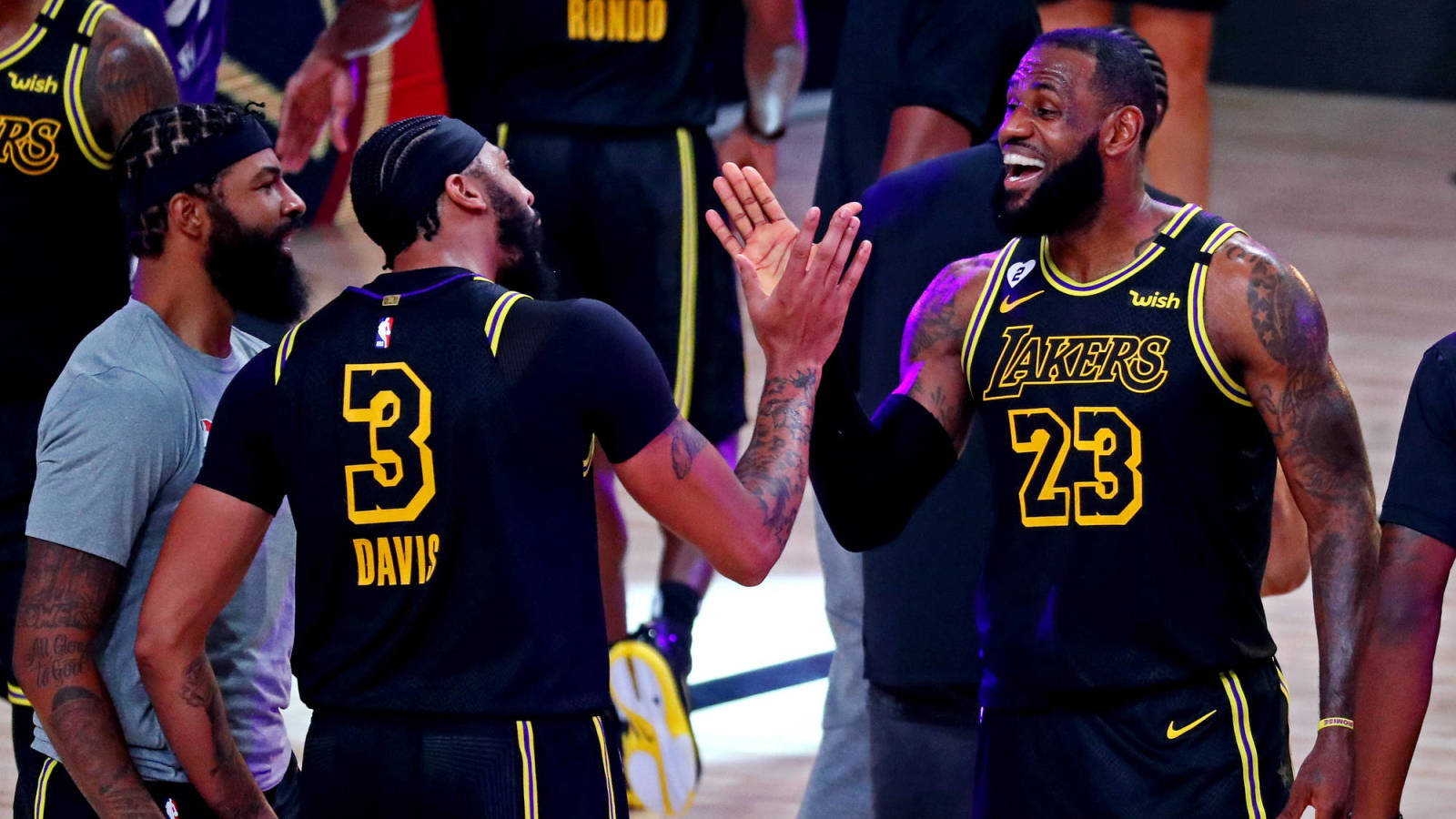 Anthony Davis hits buzzer-beater to put Lakers up 2-0 | Yardbarker