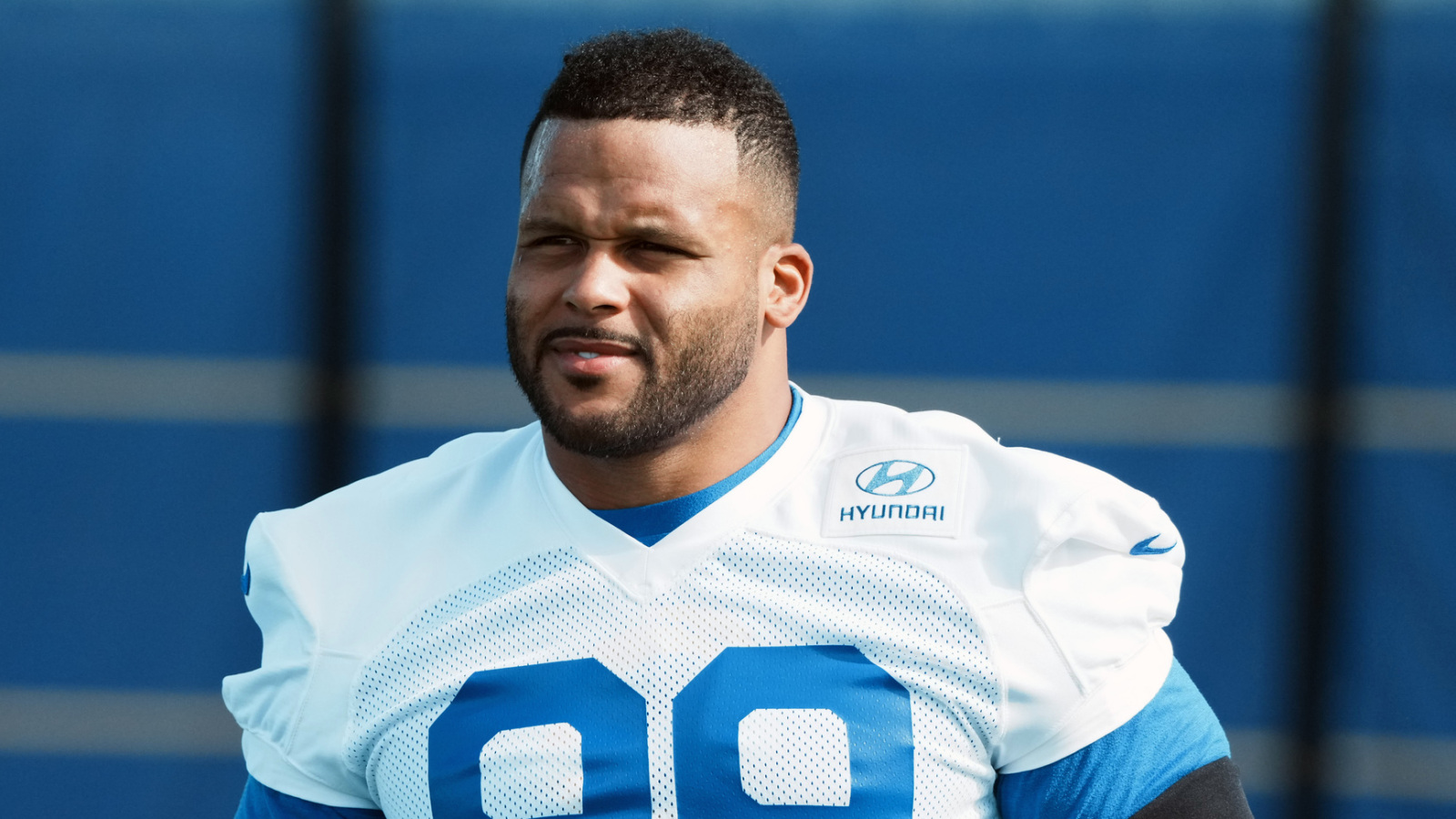 https://www.yardbarker.com/media/f/9/f96888cb277f170f2b304f79195397426981d1d1/thumb_16x9/aaron-donald-reveals-his-week-2-status-three-words.jpg?v=1
