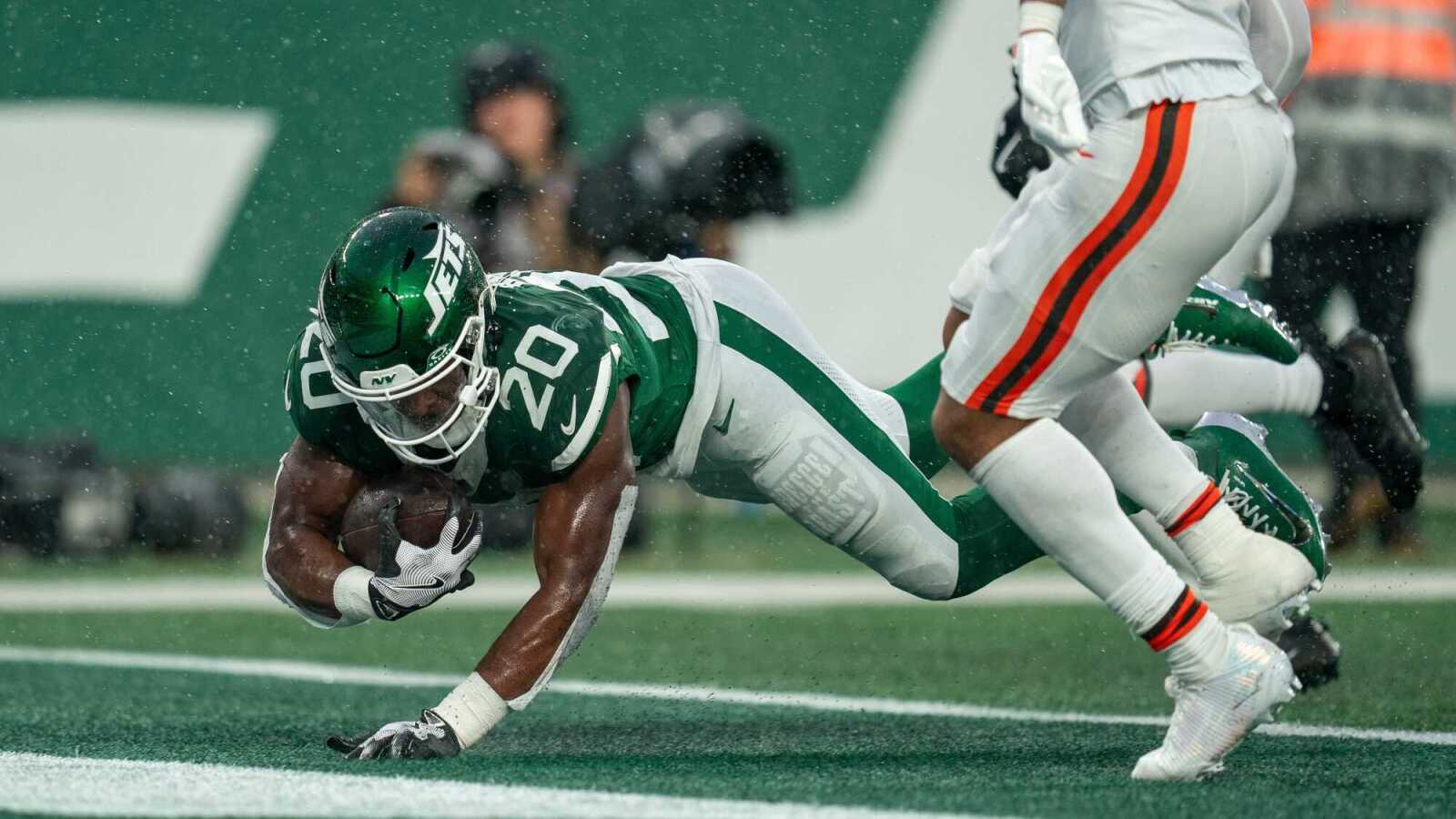 https://www.yardbarker.com/media/f/b/fb2ed500d1c28e870592e01931d664264352c291/thumb_16x9/nfls-active-1k-rushers-quiz.jpg?v=1