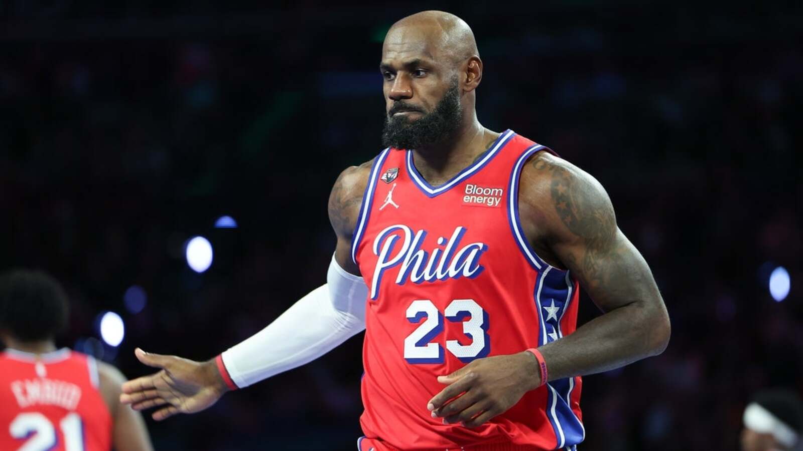 LeBron James’ late effort helps 76ers push past Knicks