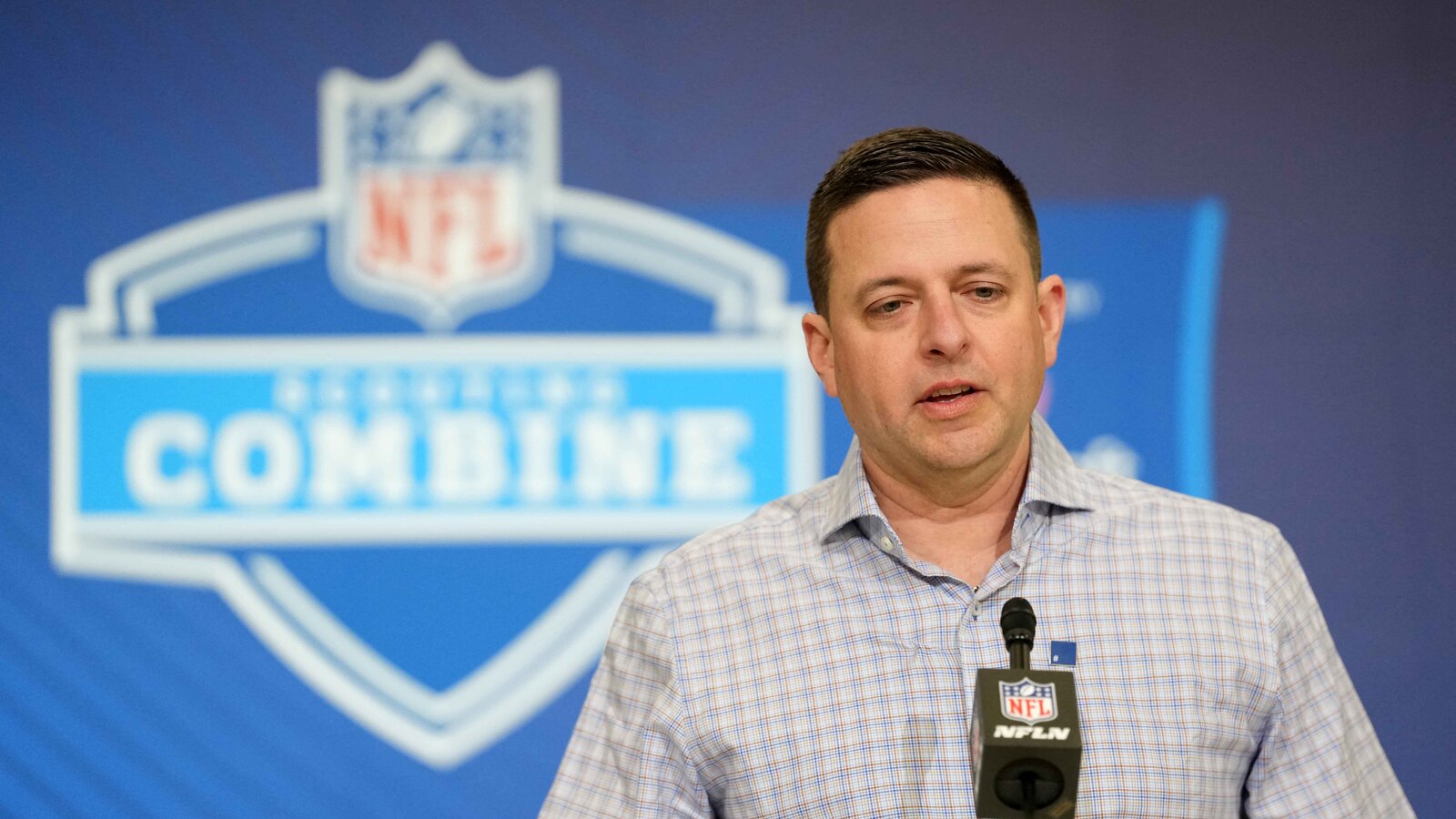 Buying or Selling? Defining the Patriots' Real Deadline Strategy at 4-3 ...