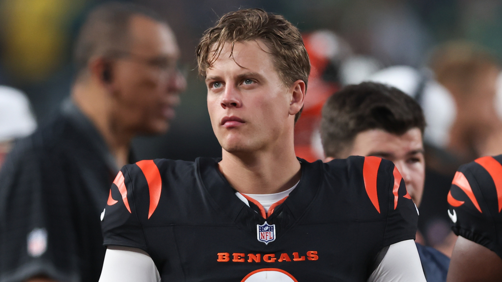 https://www.yardbarker.com/media/f/b/fbdabdb41ab69c56aea77545cfa9be8763c3d448/thumb_16x9/joe-burrow-right-alarmed-bengals-mistakes-vs.jpg?v=2