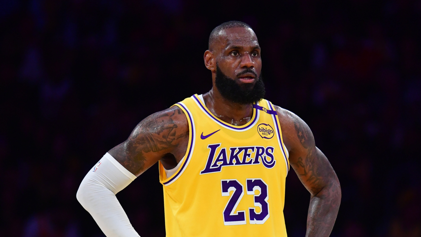 https://www.yardbarker.com/media/f/c/fc76f6d140b17da964837e0bfb26e80e89a47cf2/thumb_16x9/lebron-james-takes-another-shot-brian-windhorst.jpg?v=1