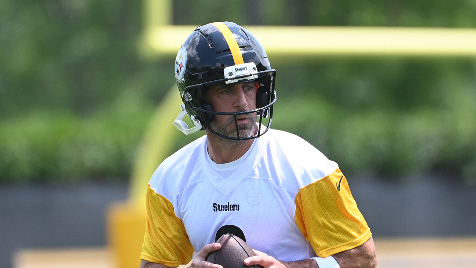 https://www.yardbarker.com/media/f/c/fca4c2cb88ce34a846cf0d070bba35b24e82df1d/thumb_16x9/aaron-rodgers-frustrating-teammates-during-camp.jpg?v=1