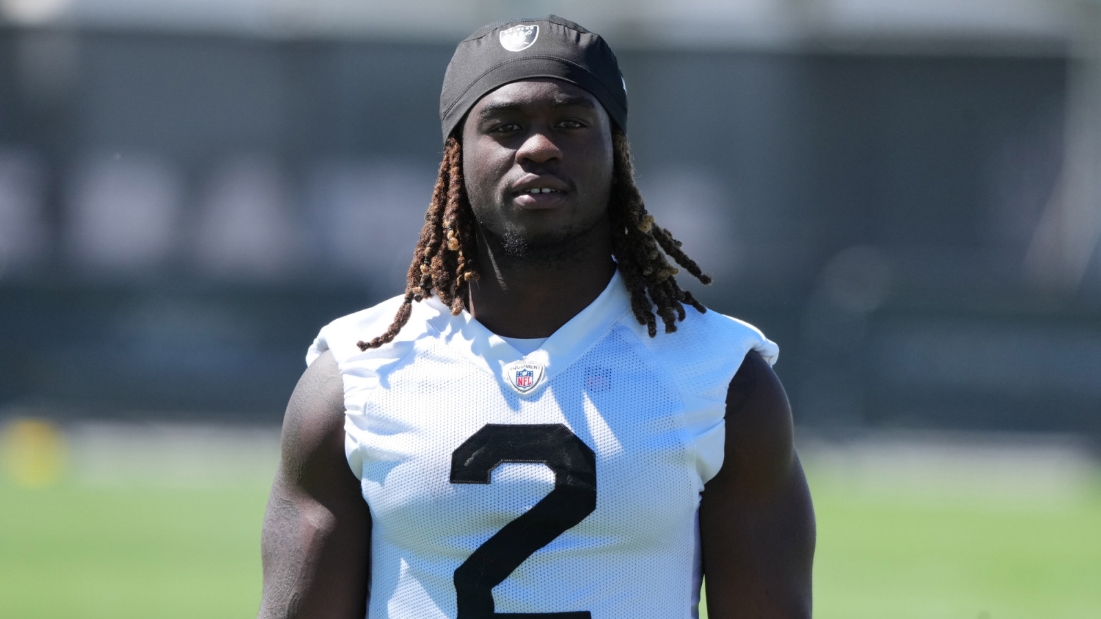 https://www.yardbarker.com/media/f/c/fcbdc220f2f507001b4f7e675e5298c9d84b04b5/thumb_16x9/three-time-pro-bowler-explains-makes-jeanty.jpg?v=1