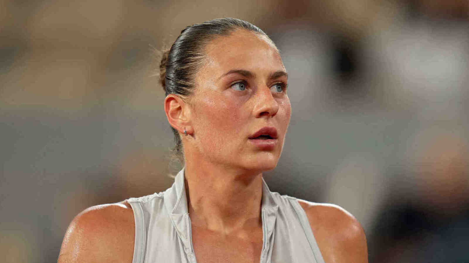 https://www.yardbarker.com/media/f/d/fd265f62a29db9be49c7abfdf1cecfe822505ed7/thumb_16x9/marta-kostyuk-declines-handshake-mirra-andreeva.jpg?v=1