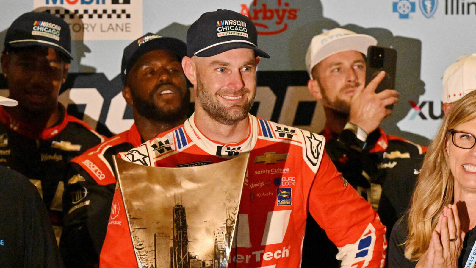 https://www.yardbarker.com/media/f/d/fda503eb10cb83ae35464e4652bc5065bbd38adc/thumb_16x9/shane-van-gisbergen-nascars-newest-superstar.jpg?v=1