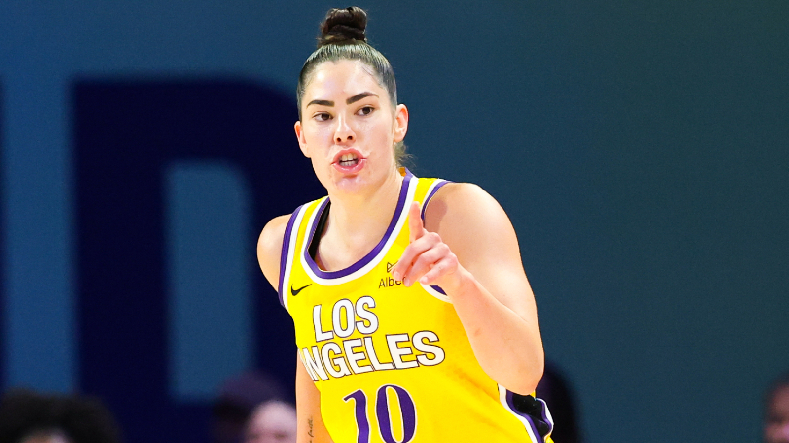 https://www.yardbarker.com/media/f/d/fddd950d6e5424a81dfef312a7f7f4214c37499b/thumb_16x9/wnba-star-kelsey-plum-tense-exchange-autograph.jpg?v=1