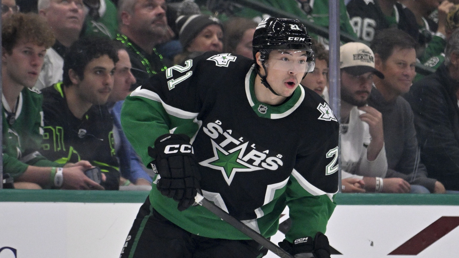 https://www.yardbarker.com/media/f/e/fe08942e601391e66b08ccca413ed6bdcadb1599/thumb_16x9/nhl-teams-turn-restricted-free-agent-market-relief.jpg?v=1
