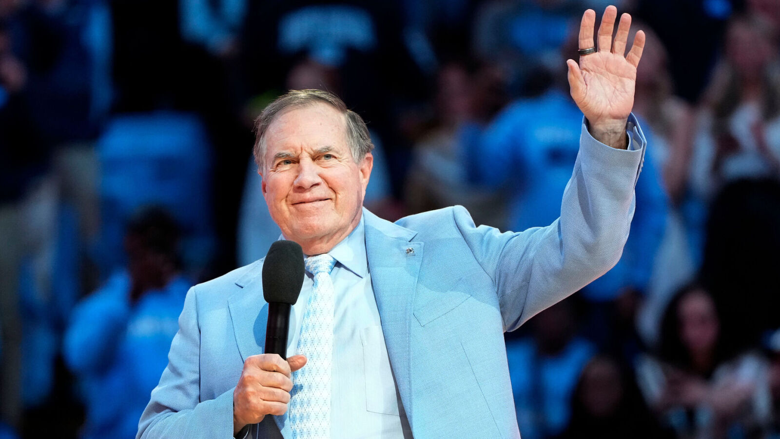 https://www.yardbarker.com/media/f/e/feaea8c13924cfd67dacc7743ef2571dfa457be7/thumb_16x9/bill-belichick-michael-lombardi-huge-assets-unc.jpg?v=1
