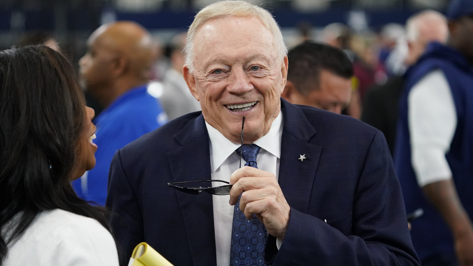 https://www.yardbarker.com/media/f/e/feb17e945b1dbf05e79e691ac8190e301fe4457f/thumb_16x9/cowboys-jerry-jones-again-pokes-micah-parsons-bear.jpg